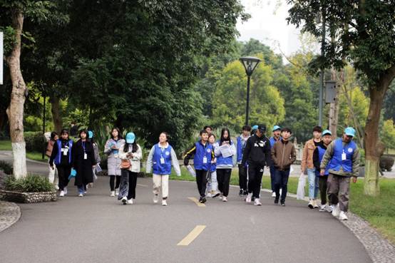 图片包含 树, 道路, 户外, 滑冰描述已自动生成